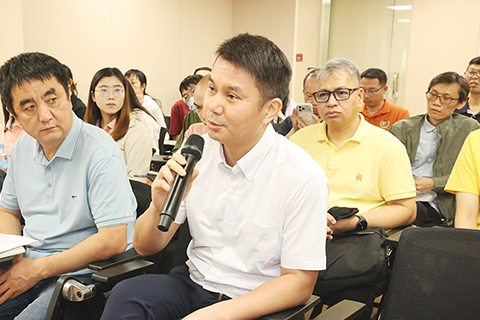 ◎ 藥廠藥劑師在說明會上提問及發表意見。