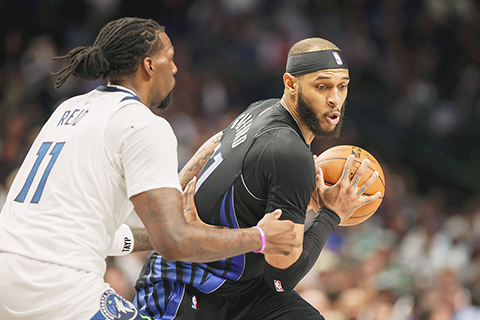 ◎ 獨行俠二十一號加福特持球進攻,終場不敵來訪的木狼。(美聯社)