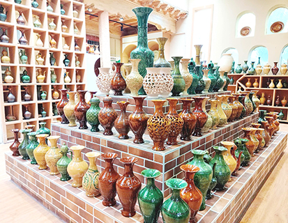 1月10日,新疆「土陶村」展出的精美土陶製品。(賈志鵬 攝)