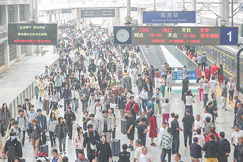 ◎ 四月四日,江西南昌站,旅客從站台上走過。當日,中國交通運輸部公佈的數據顯示,清明假期首日,全社會跨區域人員流動量預計約二億九千六百萬人次,環比增長百分之四十二點一,同比增長百分之二點七。鐵路客運量二千一百九十萬人次,環比增長百分之二十,同比增長百分之九點零。(中新社記者劉力鑫 攝)