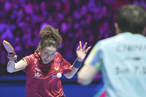 ◎ 四月四日,漢娜·高達在比賽中回球。世界盃女子單打四分之一決賽中,中國選手孫穎莎四比三戰勝埃及選手漢娜·高達,晉級四強。(新華社記者 于洋 攝)