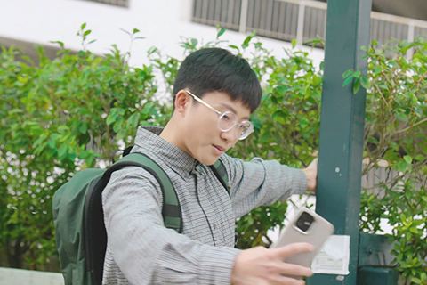 ◎ 劉倬昕自拍兼轉圈,又仰天大笑。