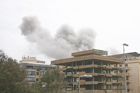 ◎ 四月五日,黎巴嫩貝魯特南部的一座建築遭到以色列空襲,濃煙滾滾。(美聯社圖片/Emilio Morenatti)