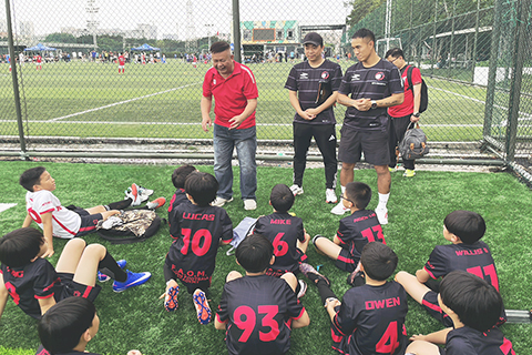 ◎ 澳門工聯足球小將賽前聆聽戰術佈置。