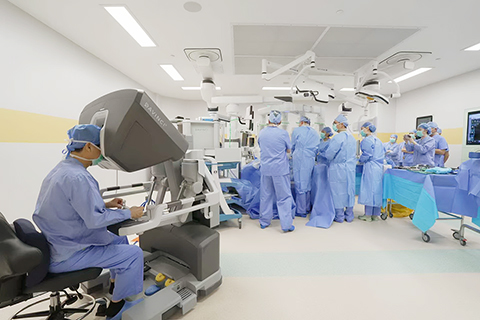 ◎ 協和澳門醫學中心開展澳門首例第四代達芬奇多孔機械臂機器人手術。