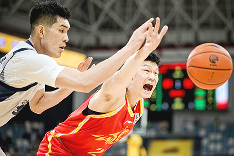 ◎ 四月八日,浙江浙商證券隊球員胡金秋(右)與山東高速隊球員郭凱拼搶。四月八日,在二0二五至二鄉 二六賽季中國男子籃球職業聯賽(CBA)常規賽第三十六輪比賽中,浙江浙商證券隊主場一百零三比九十七戰勝山東高速隊。(新華社記者 江漢 攝)