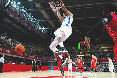 ◎ 四月八日,北京北汽隊球員麥基(中)扣籃。CBA常規賽第三十六輪比賽中,廣州朗肽海本隊主場九十四比一百零三不敵北京北汽隊。(新華社發 華野 攝)