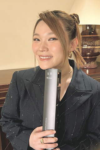 ◎ 黃洛妍拍攝「槍與玫瑰」MV十分專業。