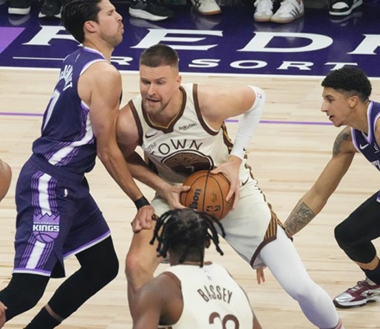 ◎ 勇士隊波辛基斯(中)昨役闖帝王大陣不果,終場六分敗北。(新華社發)