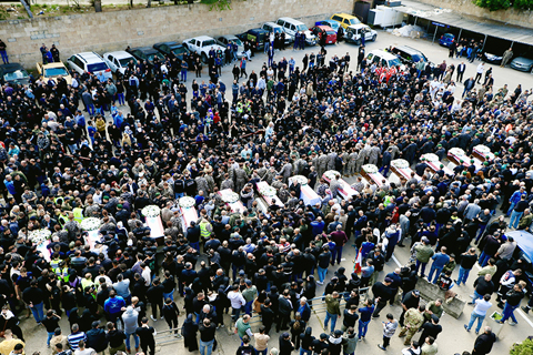 ◎ 黎巴嫩國家安全總局四月十日發表聲明說,以色列當天空襲黎南部城市納巴提耶政府大樓,造成十三名安全人員死亡。圖為十一日,在黎巴嫩西頓市,人們參加遭以軍空襲喪生的十三名安全人員的葬禮。(新華社發 阿里.哈希紹 攝)