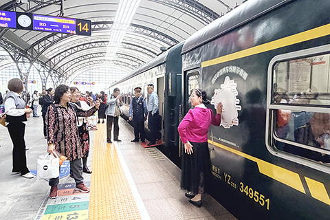 旅客在武漢搭乘5858次列車感受懷舊之旅。(中新社記者 張芹 攝)