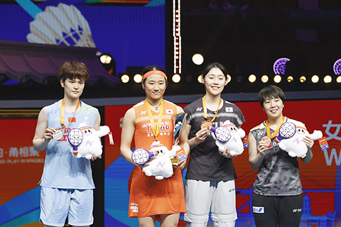 ◎ 四月十二日,在浙江寧波舉行的二0二六亞洲羽毛球錦標賽女單決賽中,韓國選手安洗瑩(左二)2比1戰勝中國選手王祉怡(左一),奪得女單冠軍。圖為頒獎典禮現場球員合影。(肖健 攝)