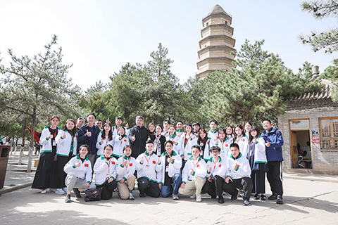 ◎ 研習園在寶塔山前合影。