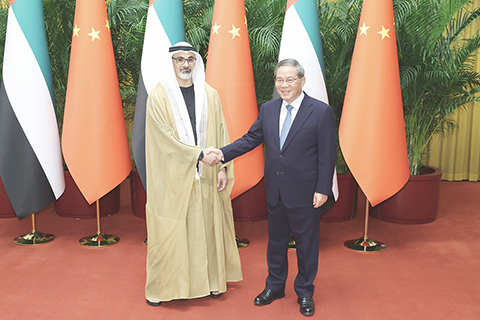 ◎ 四月十三日下午,中國國務院總理李強在北京人民大會堂同來華訪問的阿聯酋阿布扎比王儲哈立德舉行會談。(中新社)