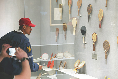 ◎ 4月14日,美國青年在中美「乒乓外交」主題展區參觀。當日,正在上海參加中美「乒乓外交」55周年紀念活動暨中美青少年體育交流系列活動的美國代表團,來到國際乒聯博物館和中國乒乓球博物館參觀,在珍貴史料和歷史影像中重溫那段外交史上的佳話。(中新社記者 湯彥俊 攝)