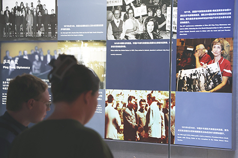 ◎ 4月14日,美國青年在中國乒乓球博物館參觀。當日,正在上海參加中美「乒乓外交」55周年紀念活動暨中美青少年體育交流系列活動的美國代表團,來到國際乒聯博物館和中國乒乓球博物館參觀,在珍貴史料和歷史影像中重溫那段外交史上的佳話。(中新社記者 湯彥俊 攝)