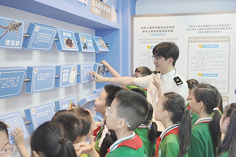 ◎ 中山海關關員在國門安全教育基地講解。(圖 楊潤梓)