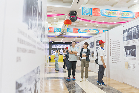 ◎ 四月十五日,「人民總理周恩來生平業績展」在香港黃大仙祠鳳鳴樓禮堂舉行開幕典禮,展覽將免費向公眾開放至四月二十五日。圖為展覽現場。(主辦方供圖)