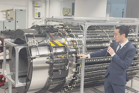 ◎ 香港理工大學十六日宣佈,校方與中華電力有限公司合作研發智能「發電機檢測機械人」,將機械人科技結合光纖傳感技術應用於發電機檢測,突破了傳統依靠人手檢測的局限。(香港中通社記者譚暢 攝)