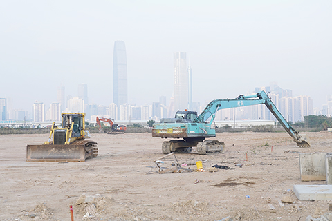 ◎ 四月十六日,香港發展局局長甯漢豪表示,推進北部都會區發展繼續是未來一年重中之重的工作,北都九個新發展區當中四個的土地平整和基建工程已如火如荼。圖為港深創科園土地平整區。(香港中通社記者陳奕啟 攝)