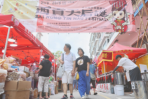 ◎ 五月廿二日,位於香港西貢天后寶誕廟會的市集吸引眾多市民。「香港西貢天后寶誕廟會」由五月廿一日至廿五日一連五天在西貢市中心舉行,本次廟會吸引逾六十個攤位進駐,並搭建十四米高的「龍船廠」巨型戲棚供民眾欣賞粵劇。(香港中通社記者鄧梓傑 攝)