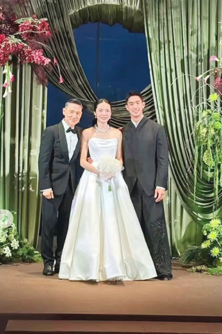 ◎ 張學友(左)到場祝賀契仔胡智同(前港姐吳婉芳二仔)新婚,與一對新人合照。