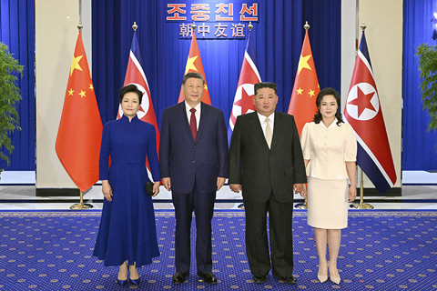◎ 當地時間六月八日晚,中共中央總書記、國家主席習近平和夫人彭麗媛在平壤木蘭館出席朝鮮勞動黨總書記、國務委員長金正恩舉行的歡迎宴會。這是習近平和彭麗媛同金正恩和夫人李雪主親切合影。(新華社記者 申宏 攝)