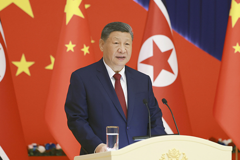 ◎ 當地時間六月八日晚,中共中央總書記、國家主席習近平和夫人彭麗媛在平壤木蘭館出席朝鮮勞動黨總書記、國務委員長金正恩舉行的歡迎宴會。圖為習近平在會上發表致辭。(新華社記者 丁海濤 攝)