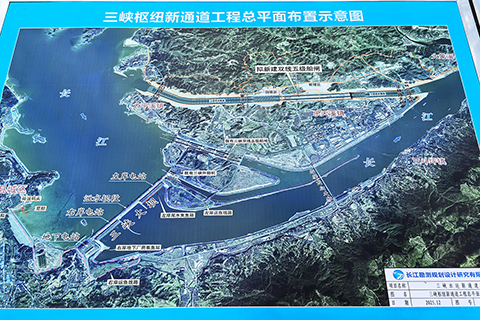 ◎ 六月八日,三峽水運新通道工程在湖北宜昌開工,這是三峽工程之後長江幹線上集水利、航運、生態等功能於一體的最大綜合性工程,將通過新建和改建船閘,進一步優化和提升既有樞紐通航能力。三峽水運新通道工程包括三峽樞紐新通道和葛洲壩航運擴能,靜態總投資約七百七十二點零八億元人民幣,其中,三峽樞紐新通道施工總工期為一百一十二個月,葛洲壩航運擴能施工總工期為九十五個月。資料圖為三峽樞紐新通道總平面佈置示意圖。