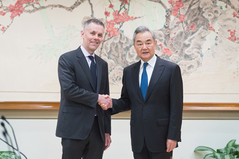 ◎ 永利渡假村行政總裁潘國宏隨美中貿委會代表團與中國外交部長王毅會面。