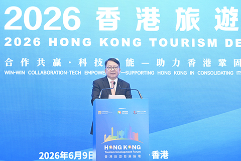 ◎ 六月十日,香港政務司司長陳國基在二0二六香港旅遊發展論壇致辭。他說,過去幾年,香港旅遊業一直穩步發展。二0二五年,我們接待了大概五千萬人次旅客,比二0二四年增加了百分之十二,成績令人鼓舞。踏進二0二六年,香港旅遊業發展依然保持強勁勢頭,頭四個月的訪港旅客超過一千八百五十萬人次,我們估計全年訪港旅客會達五千三百八十萬人次,按年再增加百分之八。(香港中通社)