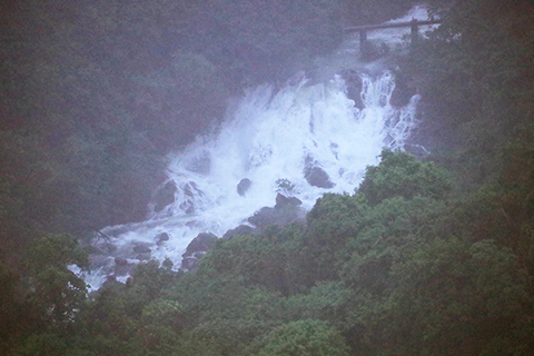 ◎ 六月十八日,香港市區狂風暴雨,香港仔南區有山澗瀑布飛流直下。天文台是於十二時五十五分發出之有關黑色暴雨警告信號。預告下午三時五分會改發紅色暴雨警告信號,取代黑色暴雨警告信號。(香港中通社)