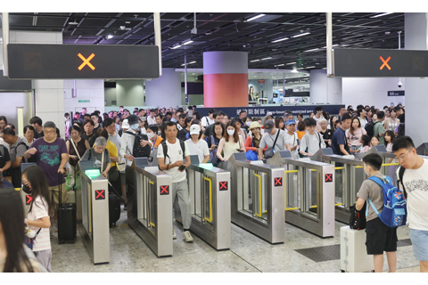 ◎ 六月廿一日,端午節小長假最後一天,香港各管制站迎來出入境高峰期。當天,香港西九龍高鐵站湧現返港潮,不少北上市民回港。(香港中通社記者 鄧梓傑 攝)