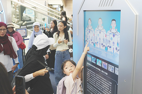 ◎ 七月一日,香港回歸紀念日,香港太空館免費開放予公眾參觀,吸引不少市民入場。場內展出與香港首位太空人黎家盈相關的展覽內容,成為焦點之一,不少家長帶著孩子駐足細看,了解國家航天發展歷程及科技成就。(香港中通社記者 陳奕啟)