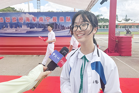 ◎ 七月二日,由中國人民解放軍海軍導彈驅逐艦南寧艦(舷號162)、導彈護衛艦衡陽艦(舷號568)組成的海軍艦艇編隊抵達香港。圖為香港培僑中學學生在昂船洲軍營接受中新社記者採訪。(中新社記者 邱兆翔 攝)