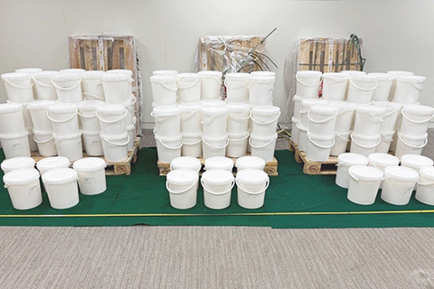 ◎ 七月十八日,香港海關公佈於七月十六日偵破一宗毒品案件,檢獲約一百三十一公斤懷疑氯胺酮,估計市值約五千一百四十萬元,並拘捕三名懷疑涉案人士。圖為藏有懷疑氯胺酮的十七個膠桶(前兩排)。(香港中通社圖片)