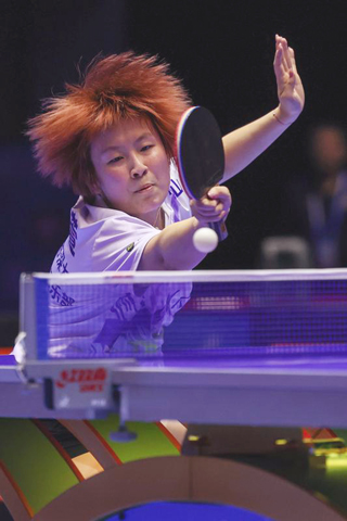 ◎ 七月三十一日,深圳大學隊選手覃予萱回球。她在單打比賽中三比0戰勝天津七二九隊選手齊菲。在河北雄安新區舉行的二0二六賽季中國乒乓球俱樂部超級聯賽第二階段女子團體比賽中,深圳大學隊八比四戰勝天津七二九隊。(新華社發 梁子棟 攝)