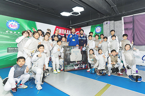 ◎ 八月一日,意大利劍手比安治、馬斯治、芭天妮與年輕運動員合影。當日,澳門超酷劍擊體育會舉辦一連三天的「超酷世界劍擊冠軍交流日」,邀請到剛剛在香港世錦賽中贏得花劍男團金牌的意大利劍手比安治和馬斯治,以及目前女花世一芭天妮來澳門,三名世界級高手在超酷會址舉行交流活動,指導現場的年輕運動員。(香港中通社圖片)