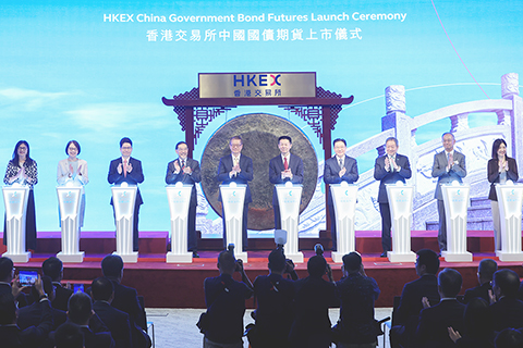 ◎ 月三日,五年期中國國債期貨在香港交易所上市,成為全球首隻在離岸市場上市的內地國債期貨合約。圖為中國證監會主席吳清(右五)、中央人民政府駐香港特別行政區聯絡辦公室主任周霽(右四)、香港特區政府財政司司長陳茂波(左五)與眾嘉賓共同啟動國債期貨上市儀式。(香港中通社記者陳奕啟 攝)