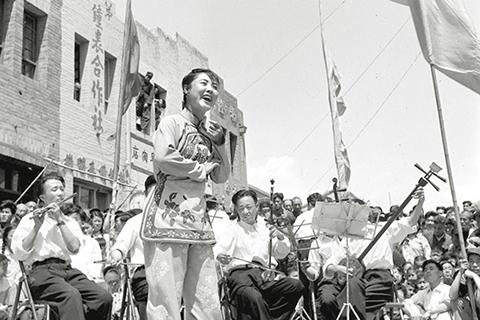 ◎ 一九五八年五月,中央實驗歌劇院演員郭蘭英在西安街頭為市民演唱《小二黑結婚》選曲(資料照片)。(新華社發)