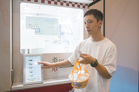◎ 八月十二日,由香港貿易發展局主辦的美食博覽等展覽在香港會議展覽中心舉行媒體預展。本次展覽包含美食博覽、美食商貿博覽、美與健生活博覽、家電.家居.博覽、香港國際茶展,為民眾及業界帶來一站式優質生活體驗。圖為展商展示的智能烹飪機。(中新社記者 陳永諾 攝)