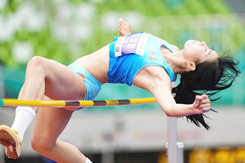 ◎ 八月十二日,江西隊選手鄧夢影在女子七項全能跳高比賽中。她目前位列全能第八名。全國田徑錦標賽在浙江衢州開賽。(新華社記者 雒圓 攝)