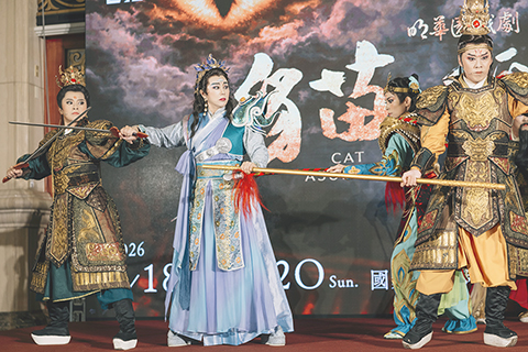 ◎ 台灣明華園戲劇總團二0二六年度新作《貓.阿修羅》,將於九月十八日至二十日在台北戲劇院演出四場。《貓.阿修羅》融合神仙戲、武俠與胡撇仔戲元素,劇團當家小生孫翠鳳首度挑戰「魔」的角色,化身亦正亦邪的阿修羅,故事從江湖恩怨、宮廷愛恨,由人間,一路延伸到佛國天界。(香港中通社圖片)