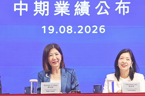 ◎ 八月十九日,香港交易所公佈二0二六年市場成交主要統計數據。上半年主要業務收入一百五十四億七千萬元(港元,下同),按年升百分之十九,公司資金投資收益淨額升百分之四至約十億八千萬元。今年第二季,現貨市場日均成交額升至二千八百九十五億元,創季度新高。圖為港交所行政總裁陳翊庭(左)表示,上半年業績優秀,收入及溢利同創半年度新高,刷新了二0二五年下半年所創的紀錄。 (香港中通社記者 謝光磊 攝)