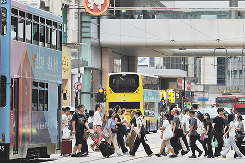 ◎ 八月二十日,香港特區政府統計處發佈最新勞動人口統計數字。圖為民眾在香港中環街頭出行。(中新社記者 張祥毅 攝)