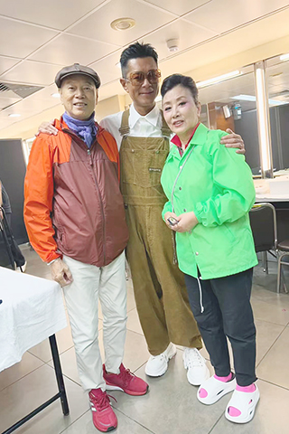 ◎ 汪明荃帖文稱非常榮幸參加古天樂第一次個人演唱會,合唱熱咖啡,大家好開心。圖為家英哥陪同阿姐在後台探望古天樂。