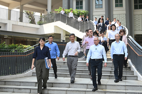 ◎ 行政長官岑浩輝考察於舊區地段重建的新加坡公共組屋項目。