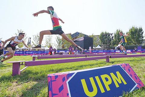 ◎ 九月二日,西班牙選手阿德里亞.普伊赫.馬丁內斯(左一)和葡萄牙選手恩里克.安圖內斯(左二)在男子四百米精英組資格賽中。國際現代五項聯盟(UIPM)二0二六年障礙跑世界錦標賽在北京開賽。(新華社記者 鞠煥宗 攝)