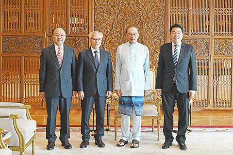 ◎ 行政長官岑浩輝與馬來西亞總理兼財政部長安瓦爾,馬來西亞投資、貿易和工業部副部長沈志勤,中國駐馬來西亞大使歐陽玉靖合影。