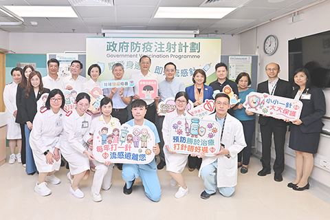 ◎ 九月七日,香港醫務衛生局局長盧龐茂率醫衛局官員在西灣河家庭醫學診所接種季節性流感疫苗。二0二六/二七年度「政府防疫注射計劃」將於九月十七日展開。圖為醫衛局官員聯同前線醫護人員呼籲市民早日接種季節性流感疫苗。(香港中通社圖片)
